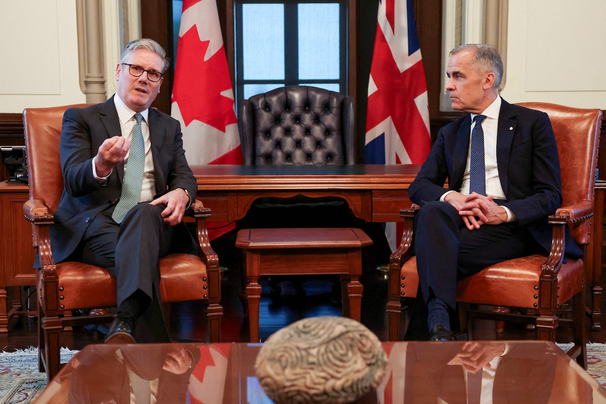 Canadian Prime Minister Mark Carney (R) meets with Britain's Prime Minister Keir Starmer, before the start of the G7 summit, at Parliament Hill in Ottawa, Ontario Canada, June 15, 2025. (Photo by Suzanne Plunkett / POOL / AFP)