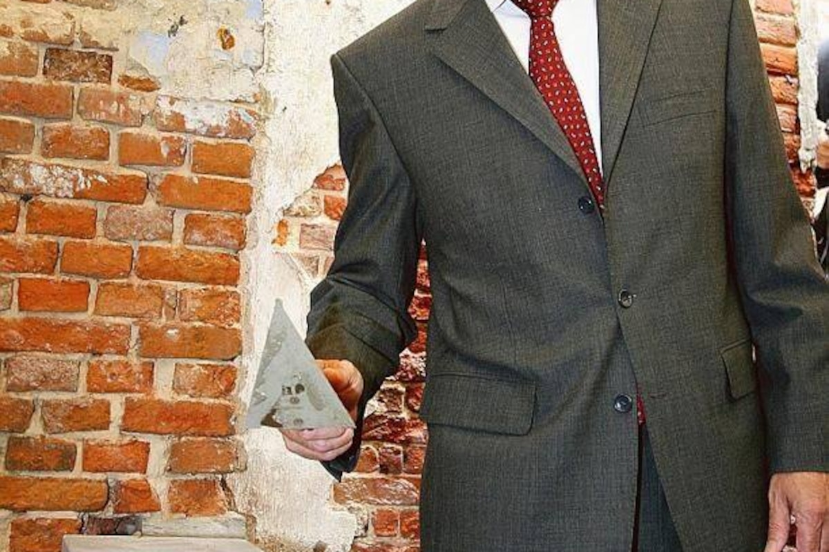 20070608, BRUSSELS, BELGIUM : Henri Bartholomeeusen, "grand maitre du Grand Orient de Belgique" pictured at the occasion of the first stone of a building wich will be restored and will be turned into a museum of Freemasonry in Belgium, Friday 8 June 2007 in Brussels. BELGA PHOTO JULIEN WARNAD
