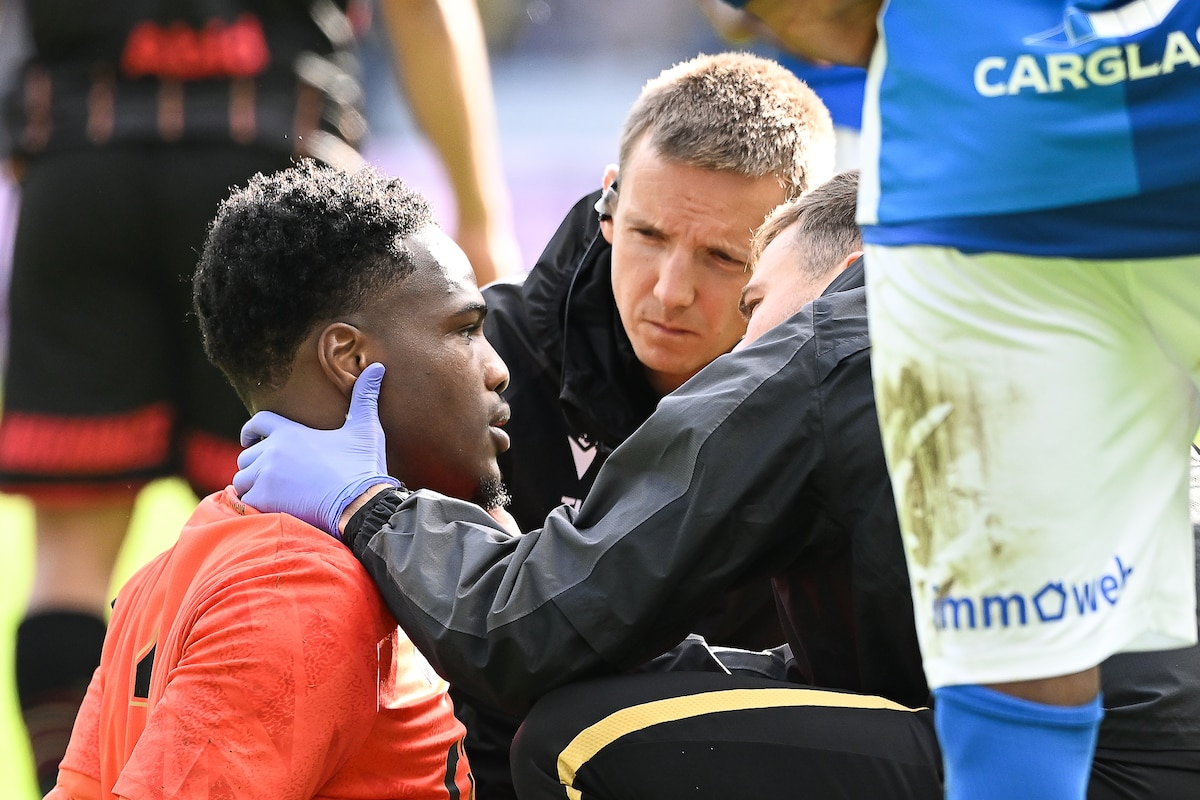 Standard's goalkeeper Matthieu Epolo lies injured on the ground during a soccer match between KRC Genk and Standard de Liege, Sunday 25 October 2026 in Genk, on day 9 of the 2026-2027 'Jupiler Pro League' first division of the Belgian championship.
BELGA PHOTO JILL DELSAUX