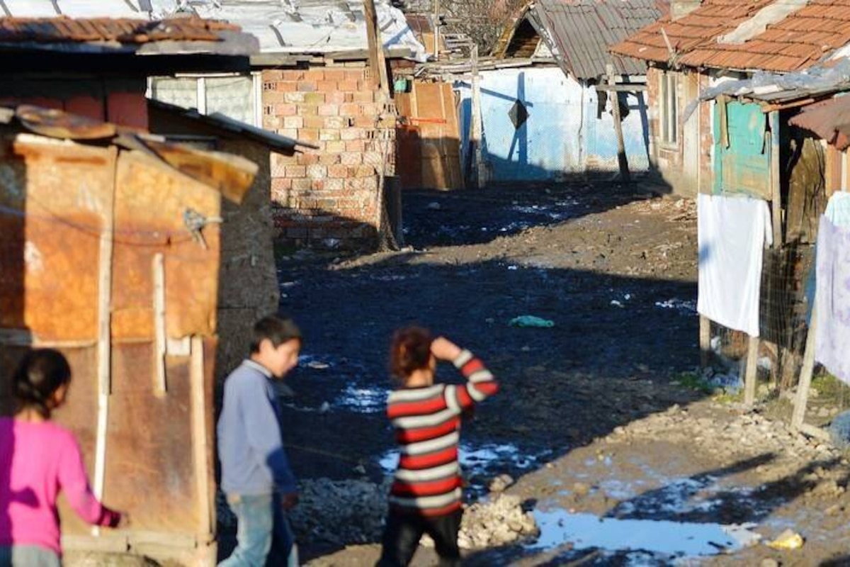 Children walk through the Roma quarter Fakulteta in Sofia, Bulgaria, 10 April 2013. Photo: BRITTA PEDERSEN Reporters / DPA