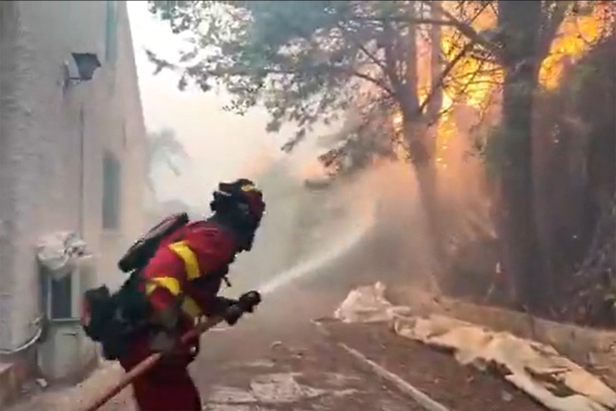 This screengrab from a video posted on the X account of Spain's Military Emergencies Unit UME (@UMEgob) on July 23, 2026, shows UME personnel fighting a wildfire in San Mart�n de Valdeiglesias, Madrid. In Spain, a fire broke out on July 22 afternoon in Almorox, near Toledo, southwest of Madrid, leading to the evacuation of several municipalities in the area and the lockdown of one of them, emergency services announced on X. Reflecting the rapid spread of the fire, authorities and emergency services twice sent an alert message to all mobile phones in the area to warn of the situation. (Photo by Handout / X account of Spain's Military Emergencies Unit UME (@UMEgob) / AFP) / RESTRICTED TO EDITORIAL USE - MANDATORY CREDIT "AFP PHOTO / X account of Spain's Military Emergencies Unit UME (@UMEgob) / HANDOUT" - NO MARKETING NO ADVERTISING CAMPAIGNS - DISTRIBUTED AS A SERVICE TO CLIENTS