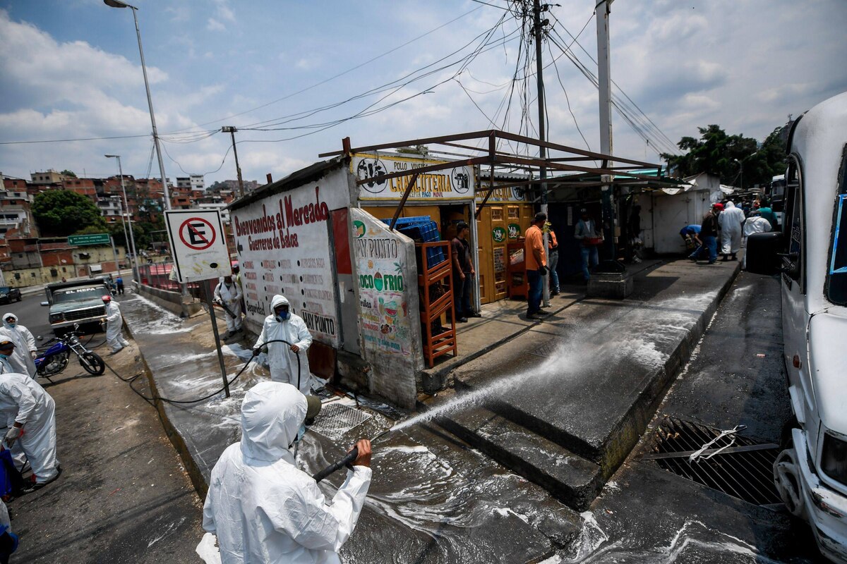 Au Venezuela, le cauchemar des habitants des favelas: "Si je ne meurs pas du virus, je mourrai de faim"