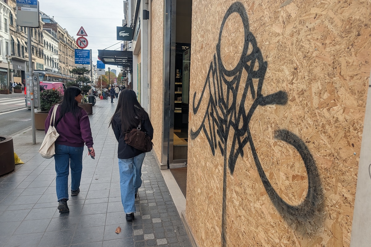 Barricades installées sur des commerces de la rue Neuve et du goulet Louise, à Bruxelles