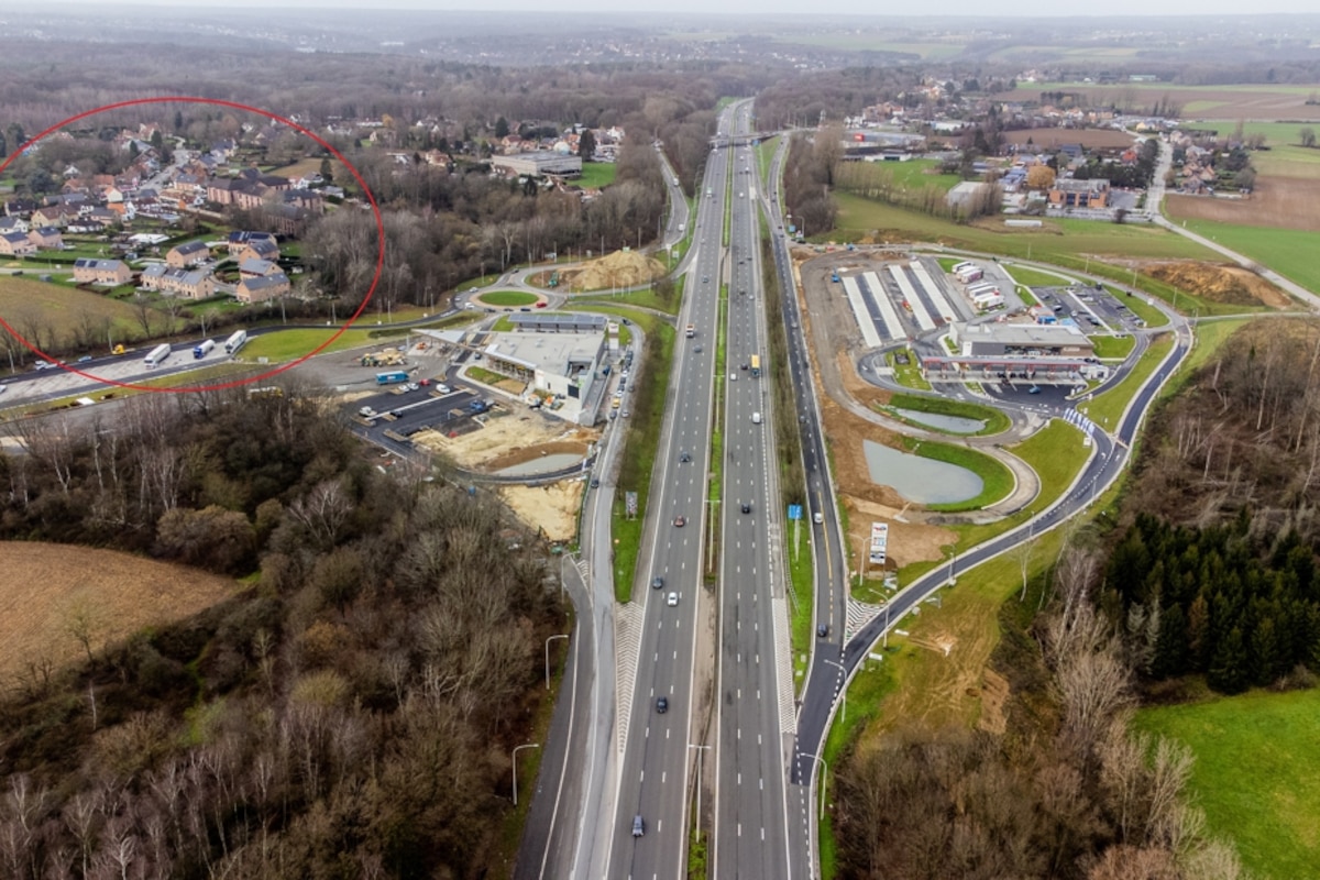 À vol d’oiseau, les premières habitations se situent à moins de 100 mètres de la nouvelle aire de stationnement des poids lourds.