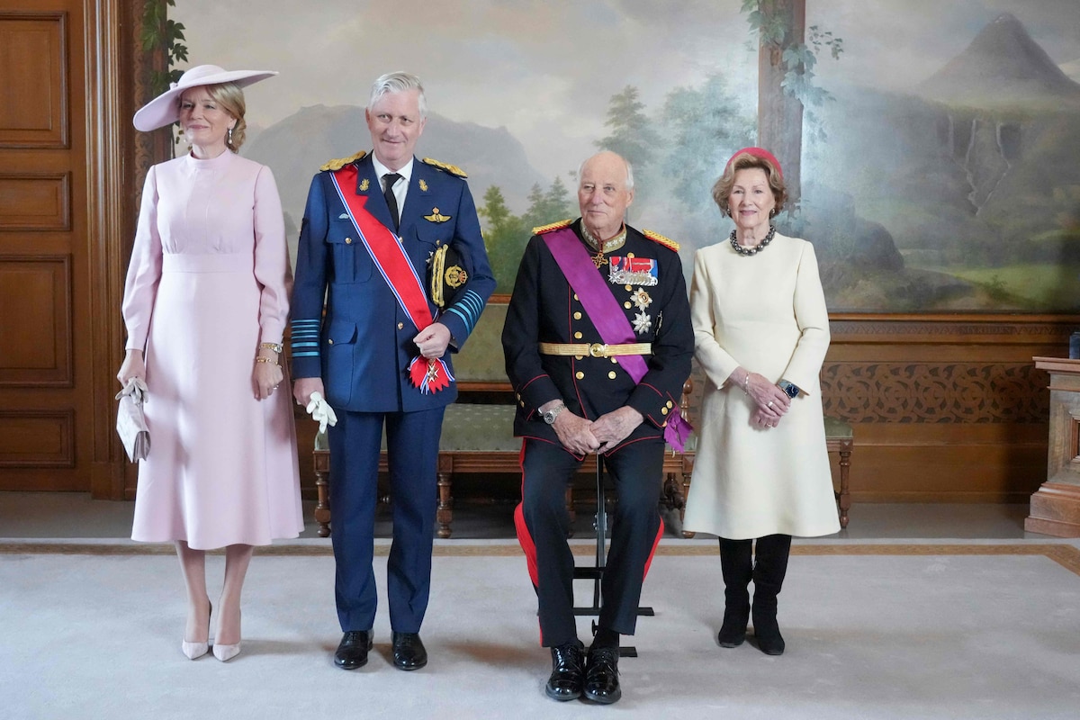 (FILES) King Philippe of Belgium (2nd L), Queen Mathilde of Belgium (L), King Harald V of Norway (2nd R) and Queen Sonja of Norway (R) pose for a photo in the Bird Room at the Royal Palace in Oslo, Norway during a visit of the Belgian royal couple, on March 24, 2026. Norway's King Harald V, Europe's oldest reigning monarch, died on August 28,2026 at the age of 89, the royal palace announced. (Photo by Ole Berg-Rusten / NTB / AFP) / Norway OUT