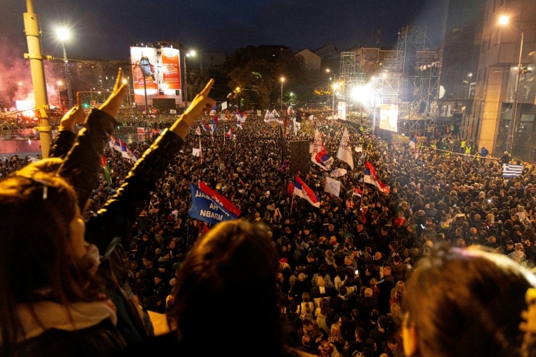 <p>L'opposition serbe à Aleksandar Vucic rassemblée jeudi 22 octobre 2026 dans le centre de Belgrade</p>