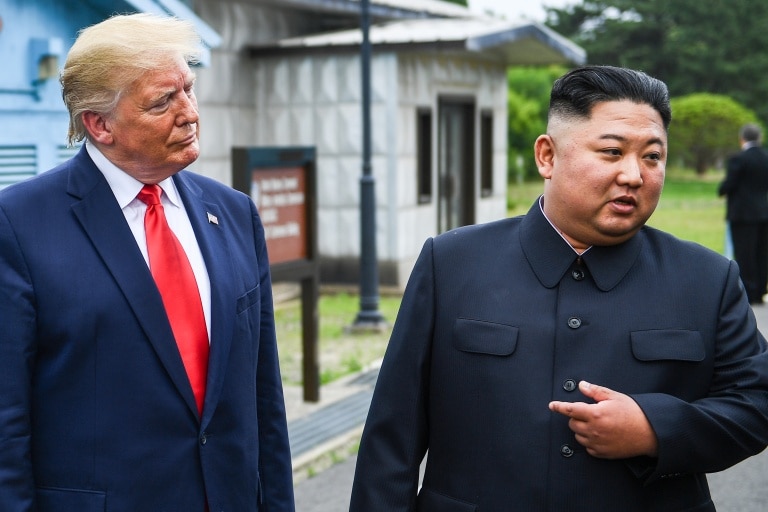 <p>Le dirigeant nord-coréen Kim Jong Un (d) aux côtés du président américain Donald Trump, dans la zone de sécurité commune de Panmunjom, située dans la zone démilitarisée entre les deux Corées, le 30 juin 2019</p>