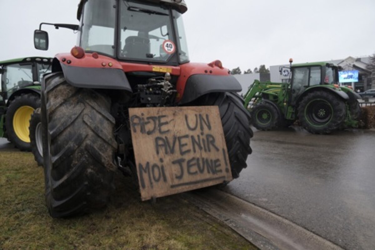 Grogne du monde agricole - Les Jeunes agriculteurs laissent leurs tracteurs à la ferme mais demandent des actes forts