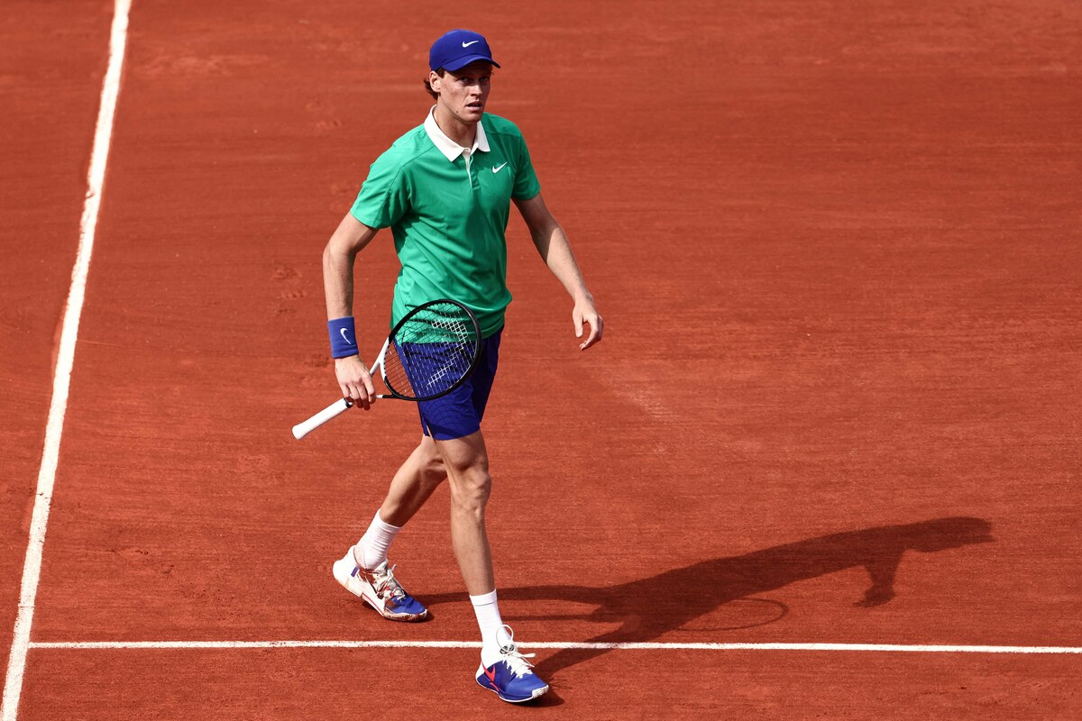 Italy's Jannik Sinner walks on the court as he plays against Kazakhstan's Alexander Bublik during their quarter-final men's singles match on day 11 of the French Open tennis tournament on Court Philippe-Chatrier at the Roland-Garros Complex in Paris on June 4, 2025. (Photo by Thibaud MORITZ / AFP)