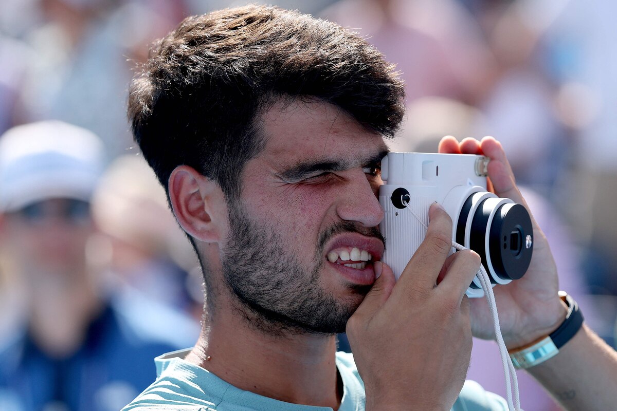 MASON, OHIO - AUGUST 18: Carlos Alcaraz of Spain takes a picture of his team after his win over Jannik Sinner of Italy during the men's final of the Cincinnati Open at Lindner Family Tennis Center on August 18, 2025 in Mason, Ohio. Matthew Stockman/Getty Images/AFP (Photo by MATTHEW STOCKMAN / GETTY IMAGES NORTH AMERICA / Getty Images via AFP)