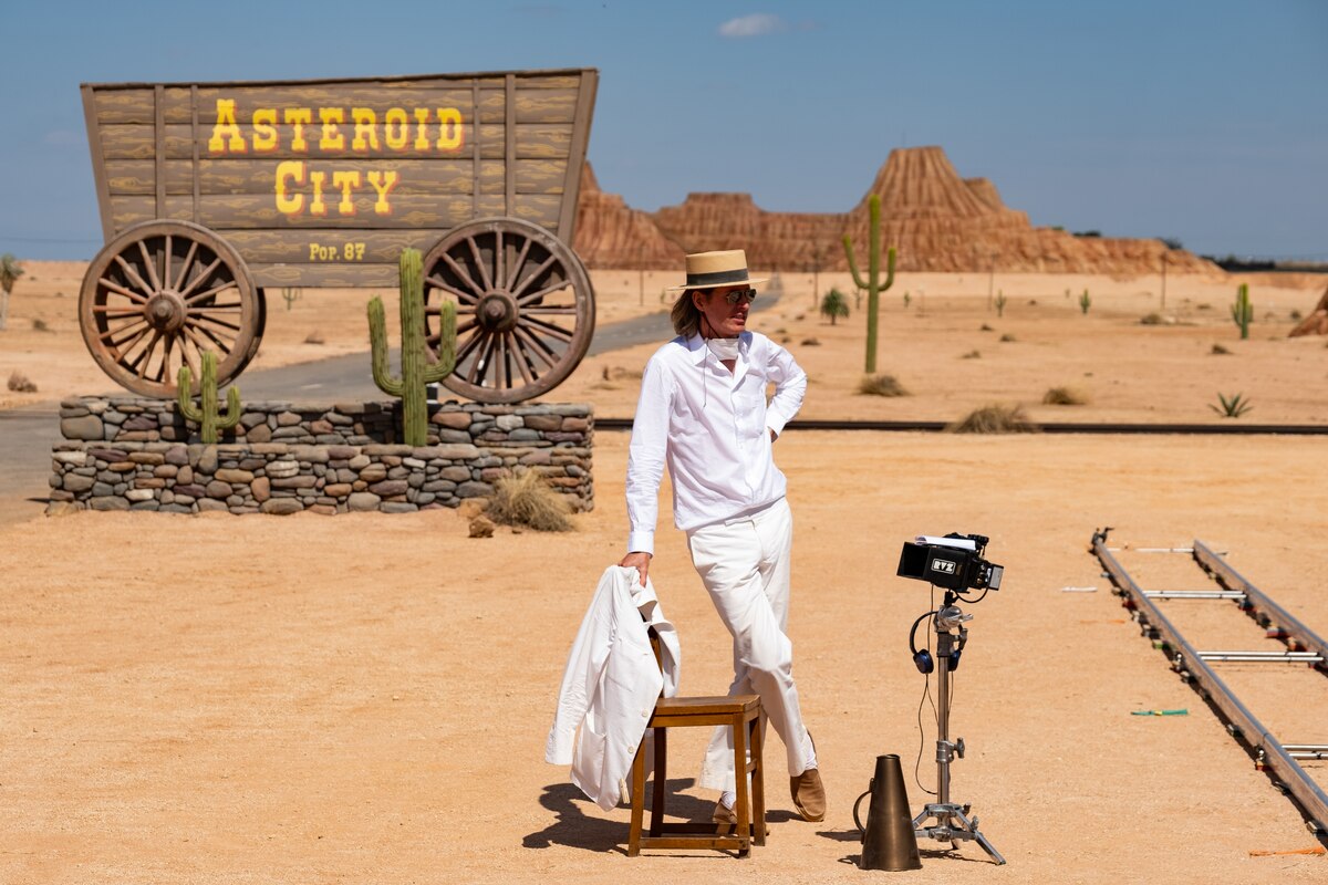 « Wes Anderson, l’Exposition » se tient du 19 mars au 27 juillet 2025 à la Cinémathèque française à Paris. Puis au Design Museum de Londres, du 21 octobre 2025 au 4 mai 2026.