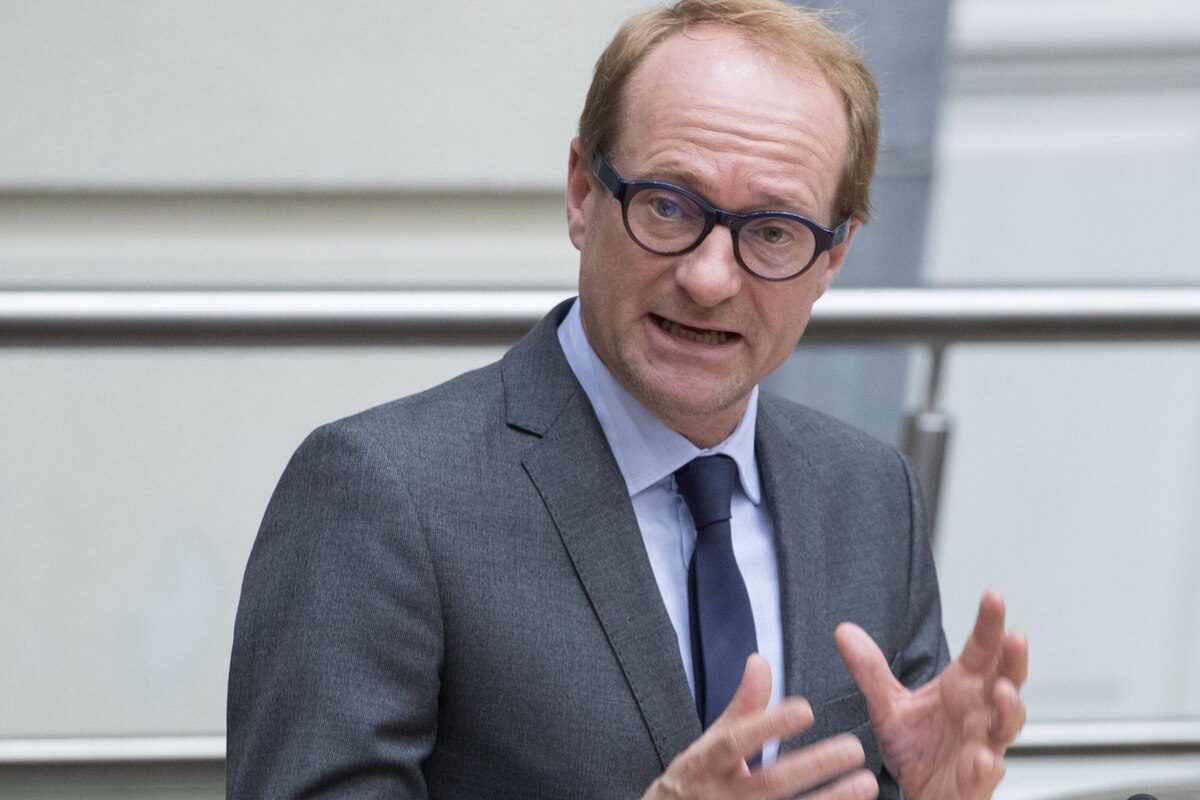 Flemish Minister of Mobility, Public Works, Flemish municipalities around Brussels, Animal Welfare Ben Weyts pictured during a plenary session of the Flemish Parliament in Brussels, Wednesday 10 January 2018. BELGA PHOTO BENOIT DOPPAGNE