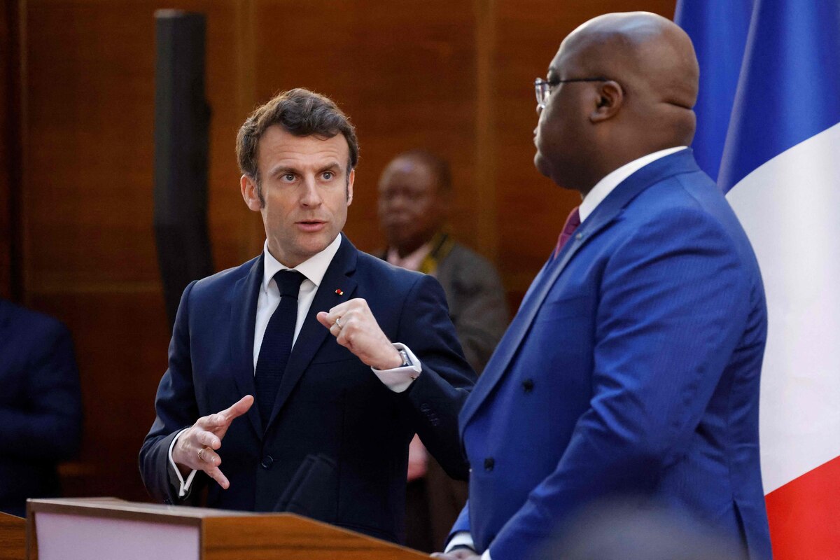 France's President Emmanuel Macron (L) and Democratic Republic of Congo's President Felix Tshisekedi hold a press conference as part of their meeting at the Palace of the Nation in Kinshasa, on March 4, 2023. - The French president is in Kinshasa on the fourth and last leg of an African tour. (Photo by LUDOVIC MARIN / AFP)