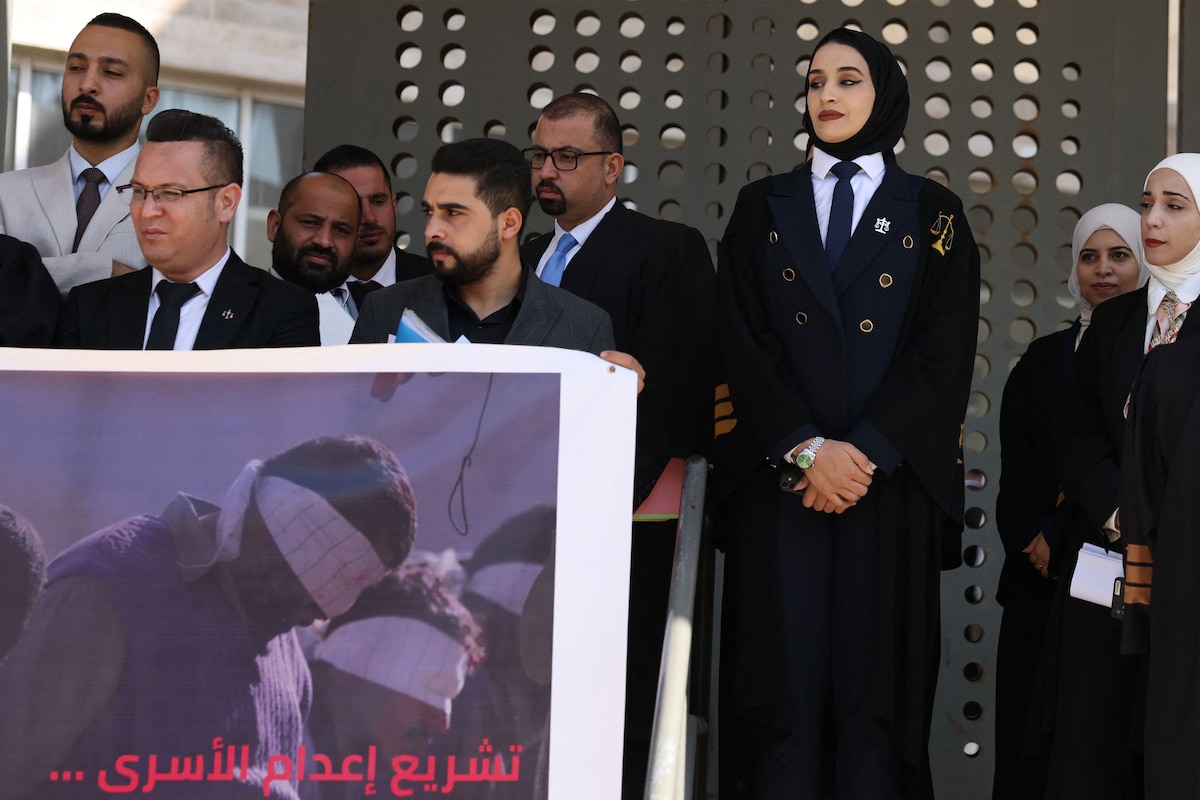 Palestinian lawyers protest against the proposed Israeli death penalty law in front of the Judicial Court, in the Israeli occupied West Bank city of Hebron on November 9, 2025. An Israeli parliamentary committee on November 3, 2025, advanced a bill proposing the death penalty for "terrorists", a move pushed for by far-right National Security Minister Itamar Ben Gvir. While the death penalty exists for a small number of crimes in Israel, it has become a de facto abolitionist country, with the Nazi Holocaust perpetrator Adolf Eichmann the last person to be executed in 1962. (Photo by HAZEM BADER / AFP)