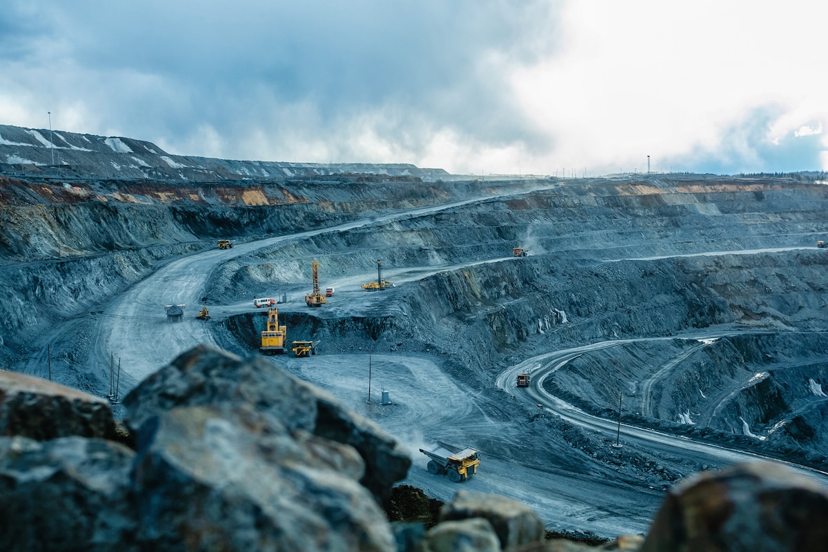 Les terres rares sont indispensables dans de nombreux domaines, dont les technologies de pointe et les énergies renouvelables.