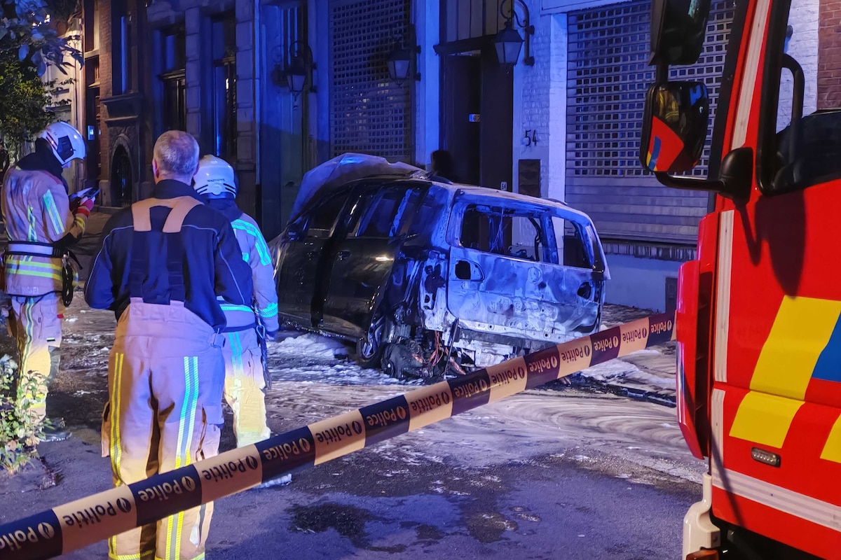 Trois voitures ont été incendiées, dont une à la Rue du Monténégro, à Saint-Gilles.