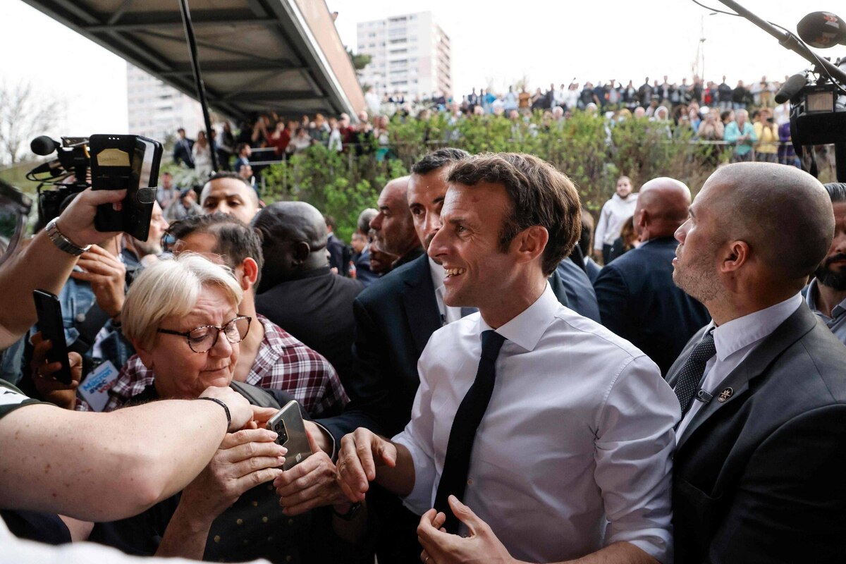 Macron dénonce la "violence" de la campagne présidentielle: "Il faut un peu de bienveillance"