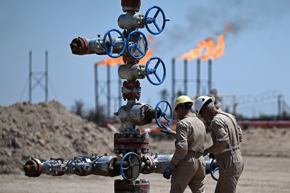TOPSHOT - Employees of Basra Oil Company, work at the Nahr Bin Umar Oil and Gas Field on the outskirts of the southern Iraqi city of Basra on April 29, 2026. Earlier this month, Baghdad said it had reached "understandings" with the United States and Iran to reduce the impact of the Hormuz blockade on Iraqi oil exports. (Photo by HUSSEIN FALEH / AFP)