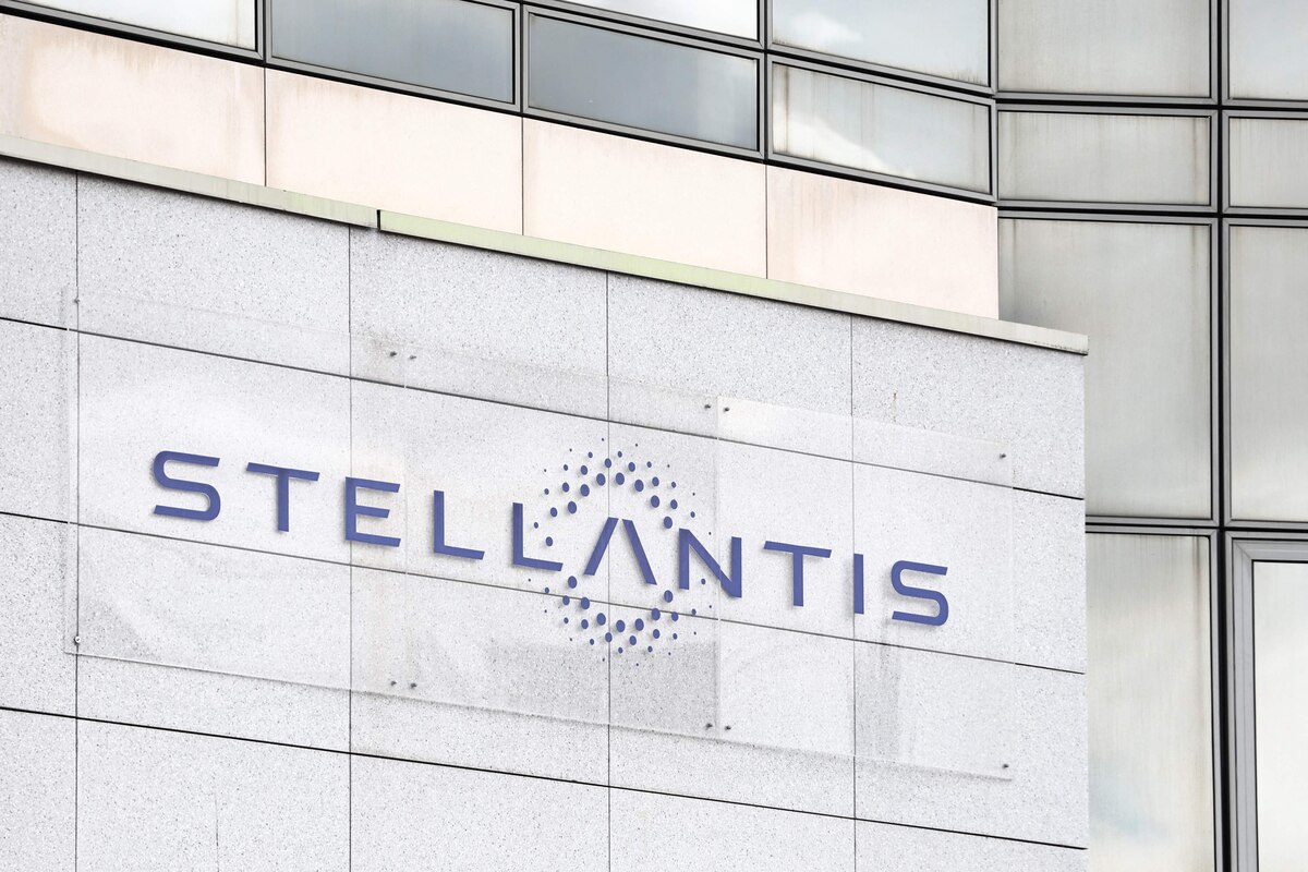 This photograph shows Stellantis' logo displayed on the premises of the multinational car manufacturer's plant in Poissy, west of Paris, on September 23, 2025. The Stellantis plant in Poissy will be shut down for three weeks in October and its 2,000 employees will be placed on short-time working and leave due to a �difficult market in Europe,� the group confirmed to AFP on September 22, 2025. (Photo by Thibaud MORITZ / AFP)