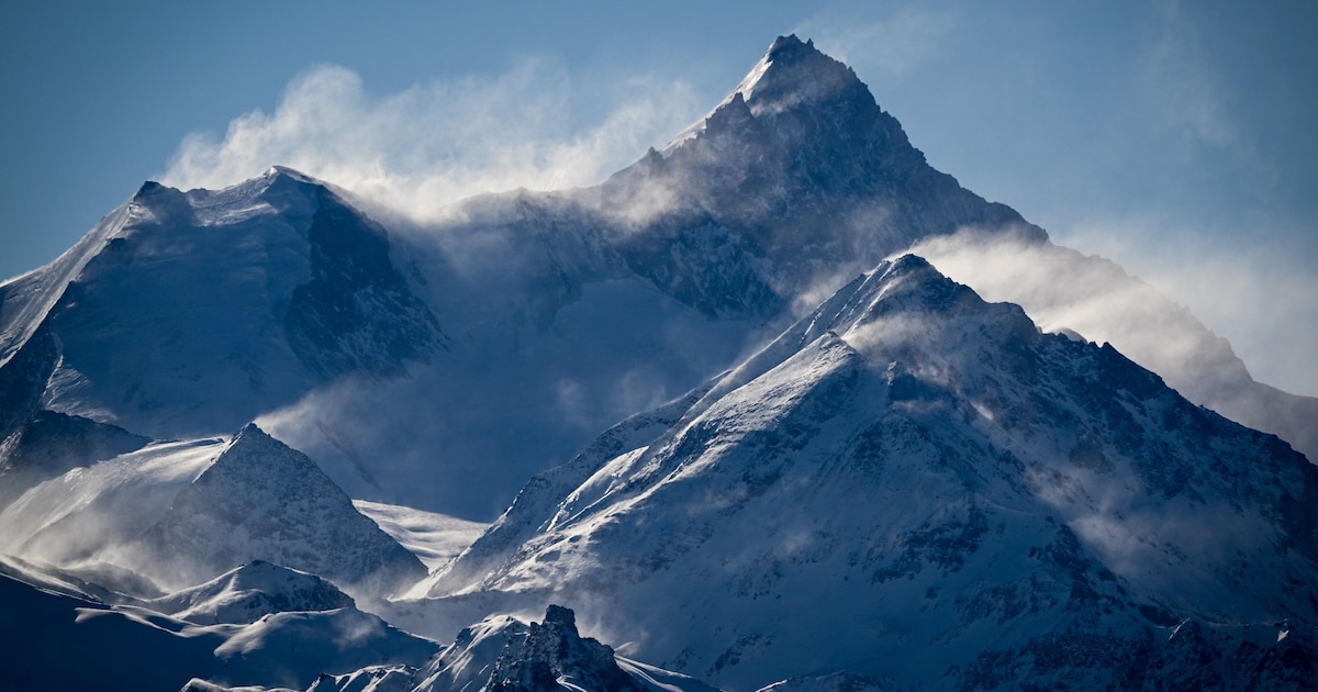 "Cela pourrait déclencher une réaction en chaîne” : 250.000 tonnes de glace menacent un village en Suisse