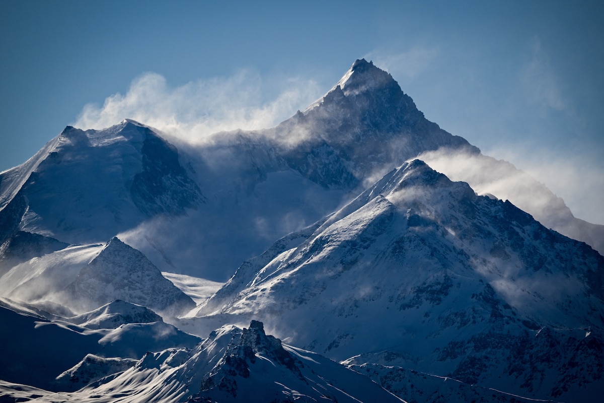 Un gigantesque bloc de glace de 250.000 tonnes menace le village de Randa, en Suisse.