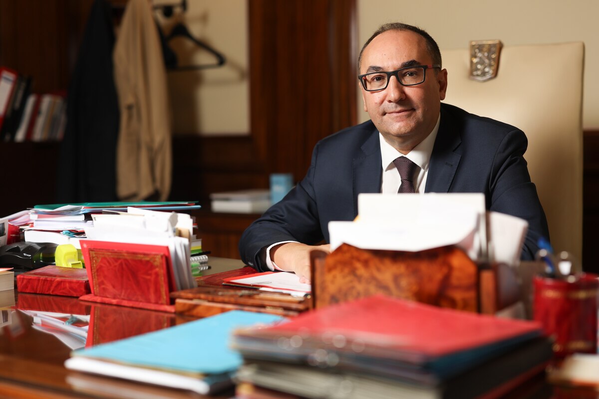 ”Il faudra envisager toutes les solutions” : Ahmed Laaouej (PS) n’écarte pas la piste d’un gouvernement bruxellois minoritaire pour sortir du blocage