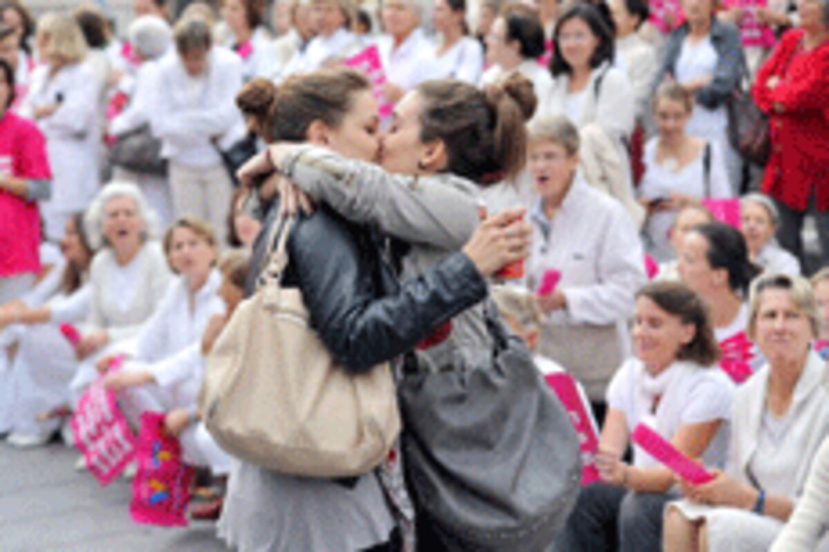 "Le baiser de Marseille", nouvelle icône du mariage gay?