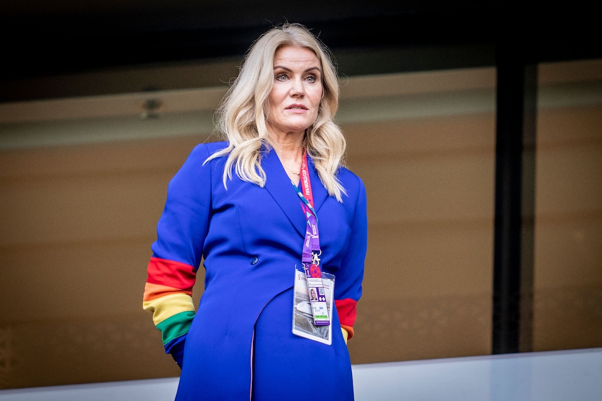 Former danish prime Minister Helle Thorning-Schmidt wears a rainbow coloured sleeves on her outfit during the Qatar 2022 World Cup Group D football match between Denmark and Tunisia at the Education City Stadium in Al-Rayyan, west of Doha on November 22, 2022. (Photo by Mads Claus Rasmussen / Ritzau Scanpix / AFP) / Denmark OUT