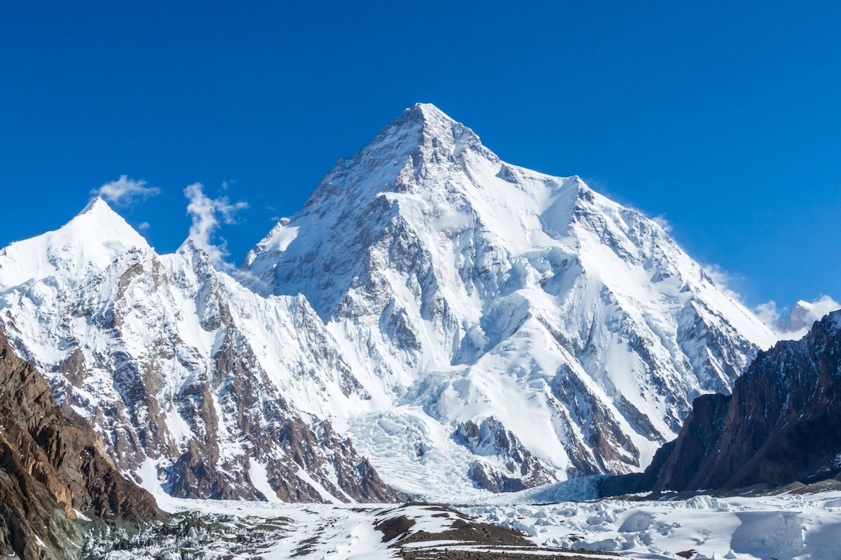 Des alpinistes népalais réussissent l'exploit d'atteindre le sommet du K2 en hiver