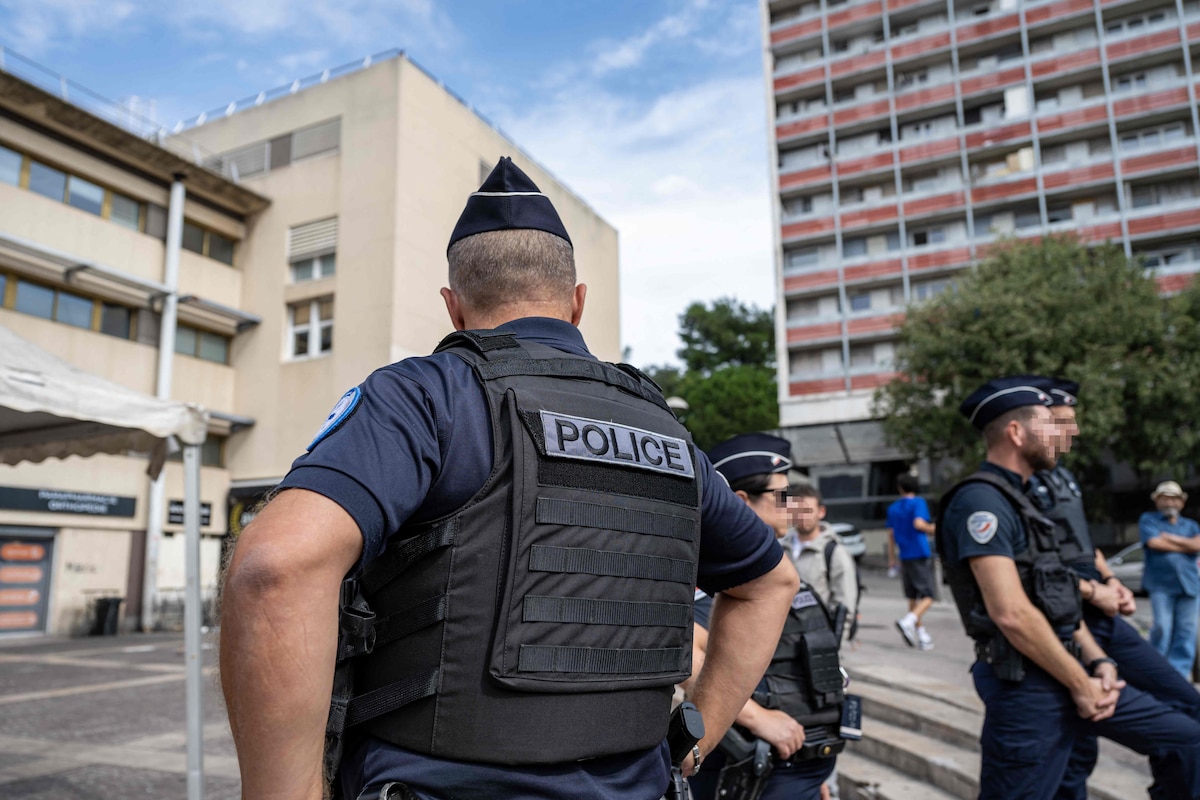 Police officers patrol during an anti-drug operation in the Frais Vallon neighborhood in northern Marseille on September 30, 2026. (Photo by Miguel MEDINA / AFP)