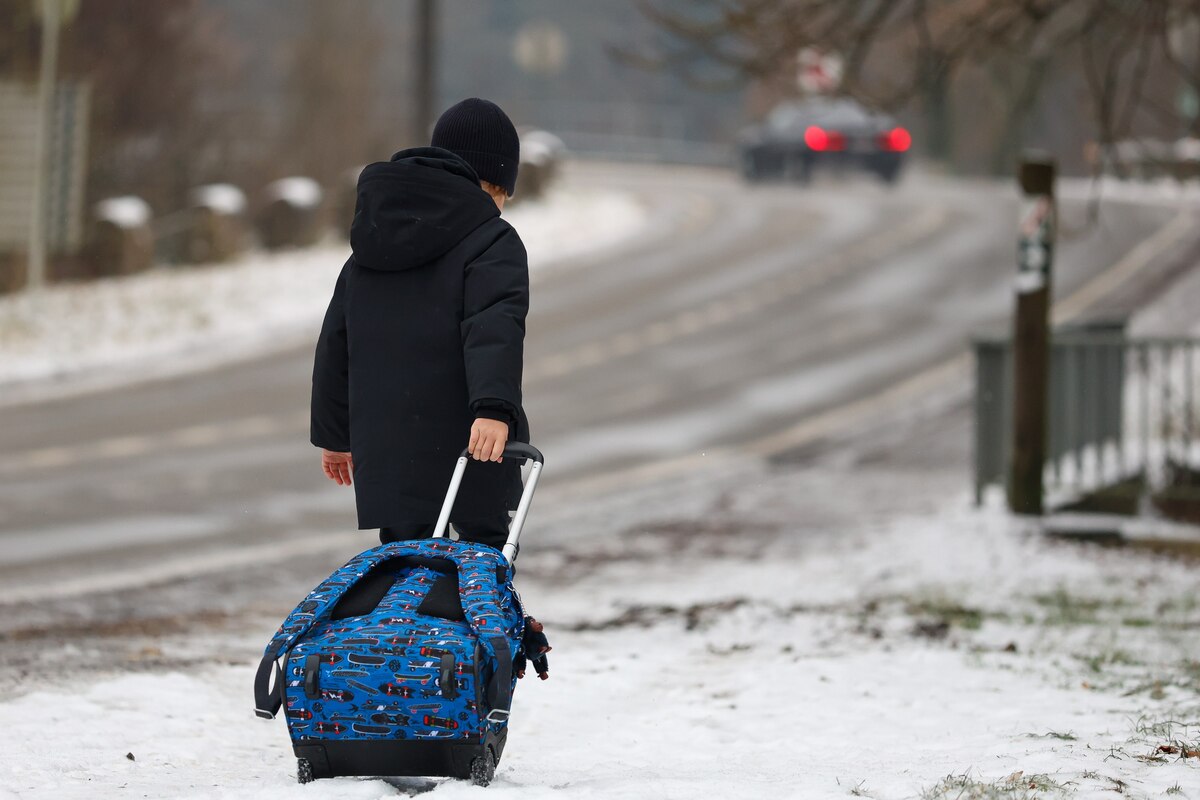 A child carrying his bag to school through snowy streets in Habay-la-Neuve on Wednesday 17 January 2024. Belgium has experiencing fairly cold temperatures for several days now. Snow is forecast for this Wednesday, in places in abundance of up to twenty centimeters, mostly in the South, South-East. Freezing rain is also to be feared, and the Belgian Meteorogical Institute (IRM - MRI) is asking people to avoid travelling as musch as possible. Public transport could be disruped.
BELGA PHOTO JULIEN WARNAND