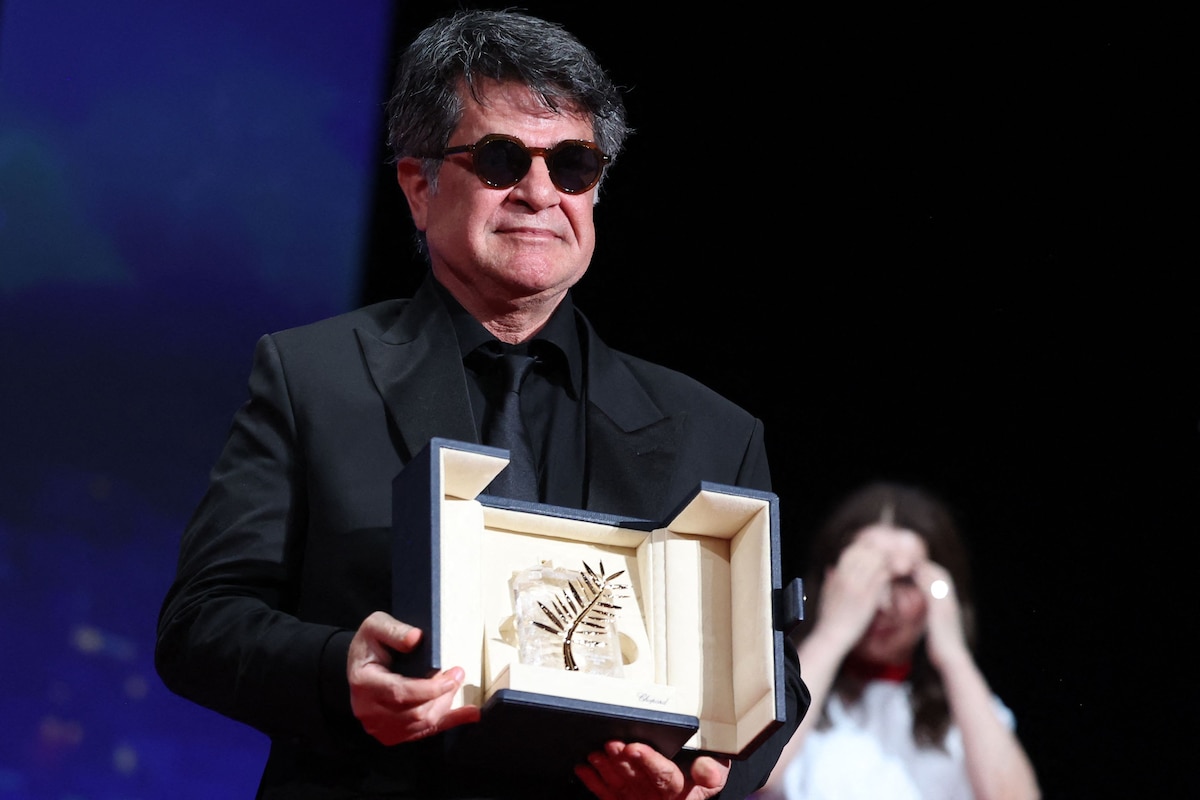 Iranian director and screenwriter and producer Jafar Panahi poses on stage after winning the Palme d'Or for the film "Un simple accident" (A Simple Accident) during the closing ceremony at the 78th edition of the Cannes Film Festival in Cannes, southern France, on May 24, 2025. (Photo by Valery HACHE / AFP)