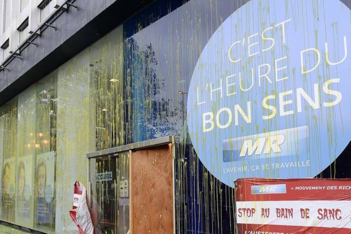 20141021 - BRUSSELS, BELGIUM: Illustration picture shows yellow paint on the headquarters of MR French-speaking liberal party, vandalized by FGTB Namur socialist trade union, in Brussels, Tuesday 21 October 2014. BELGA PHOTO JASPER JACOBS