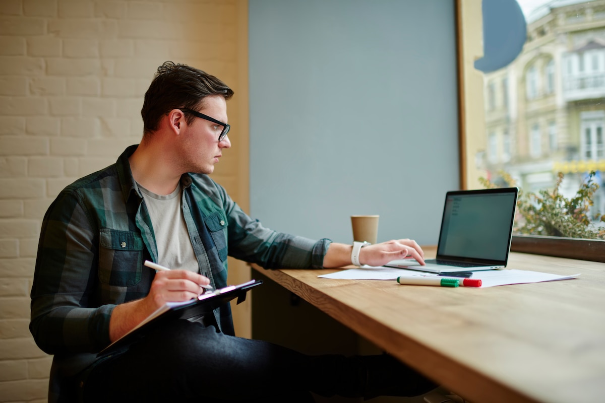 jeune freelance travailleur indépendant