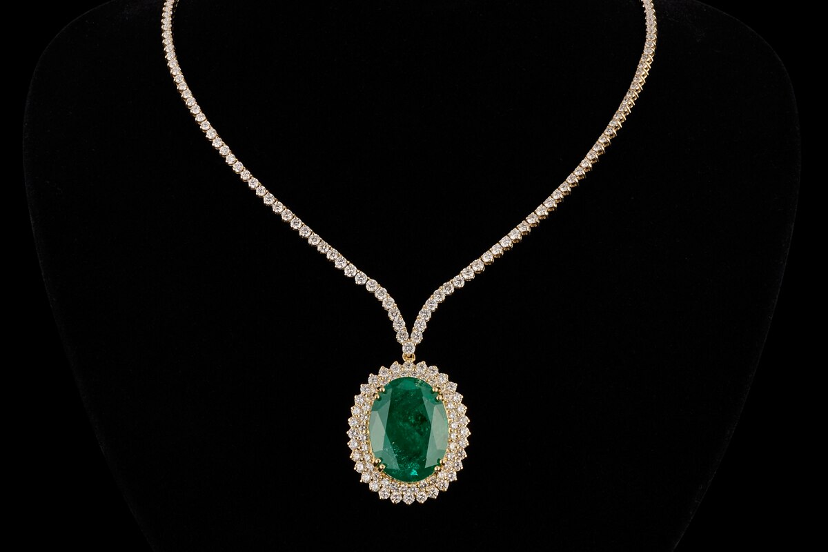 Ce pendentif et sa superbe émeraude furent vendu chez Horeta à 28 000 €.