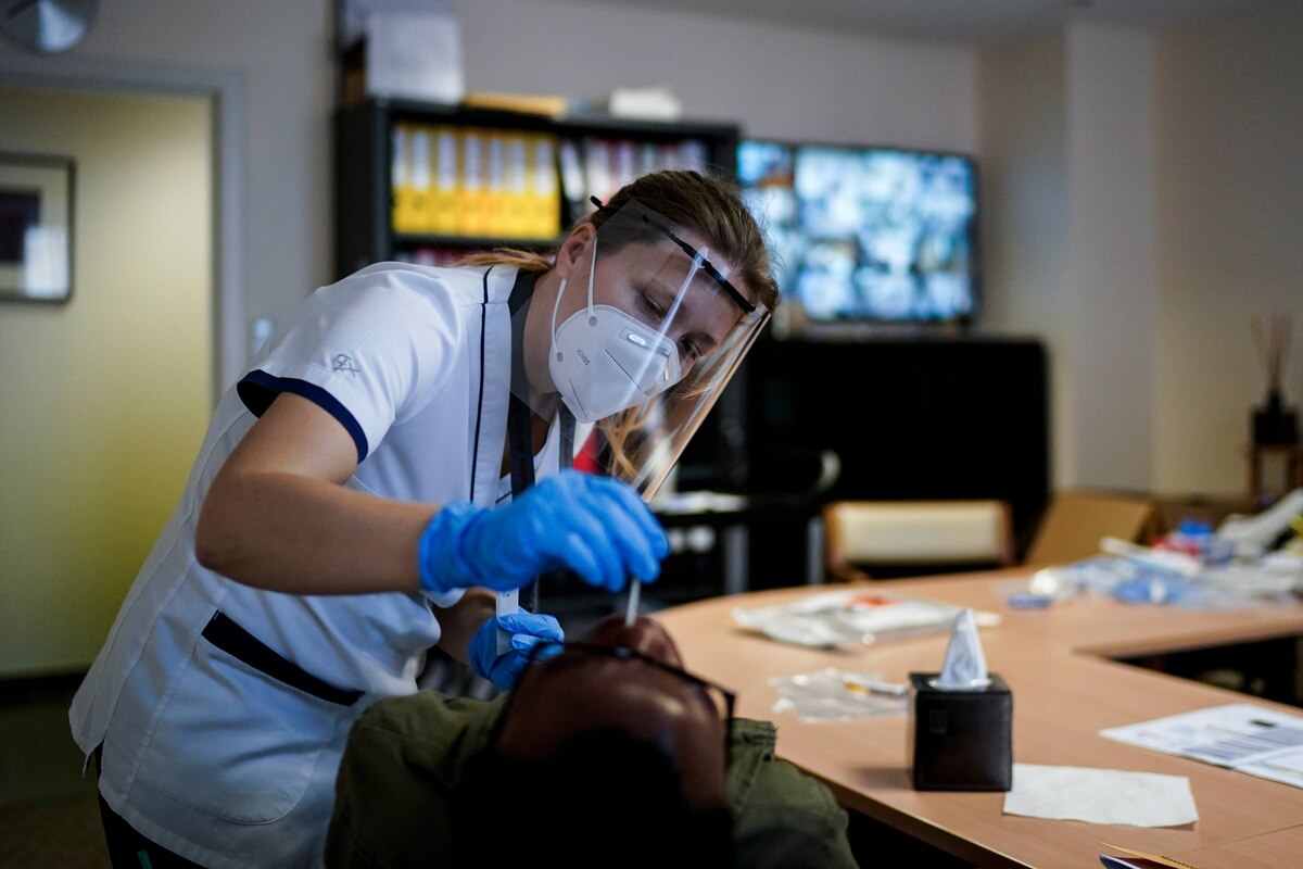 Les chiffres à la hausse traduisent-ils le début d'une seconde vague de l'épidémie ? Analyse avec Yves Van Laethem