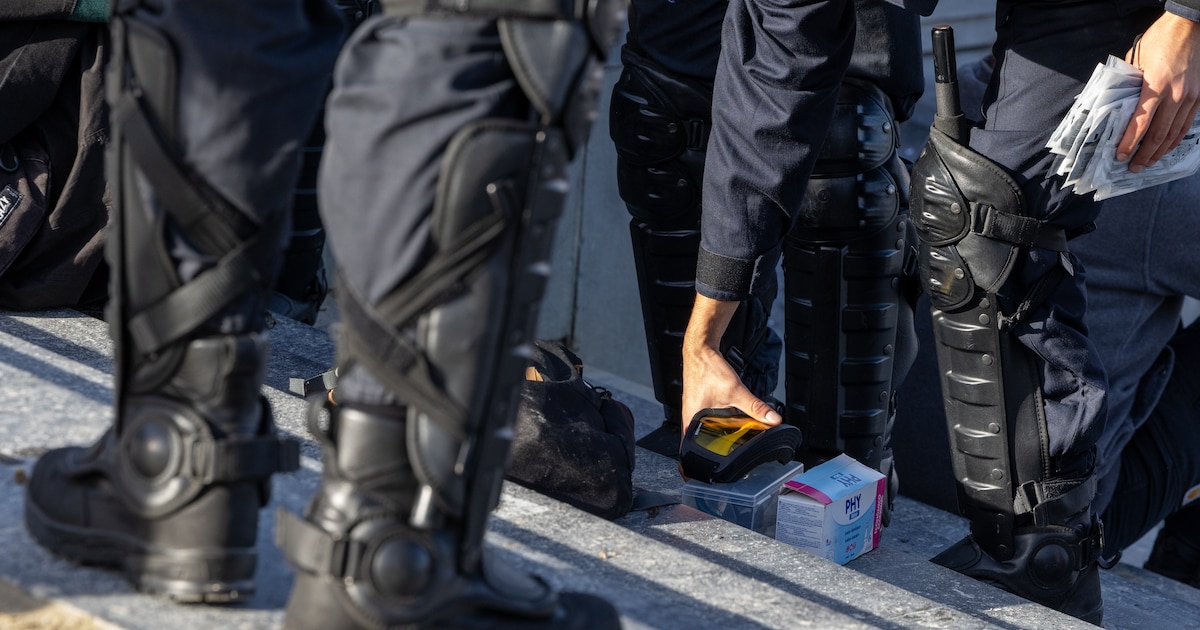 Manifestation à Bruxelles: la police se défend d'avoir agi illégalement en confisquant lunettes et sérum physio aux manifestants