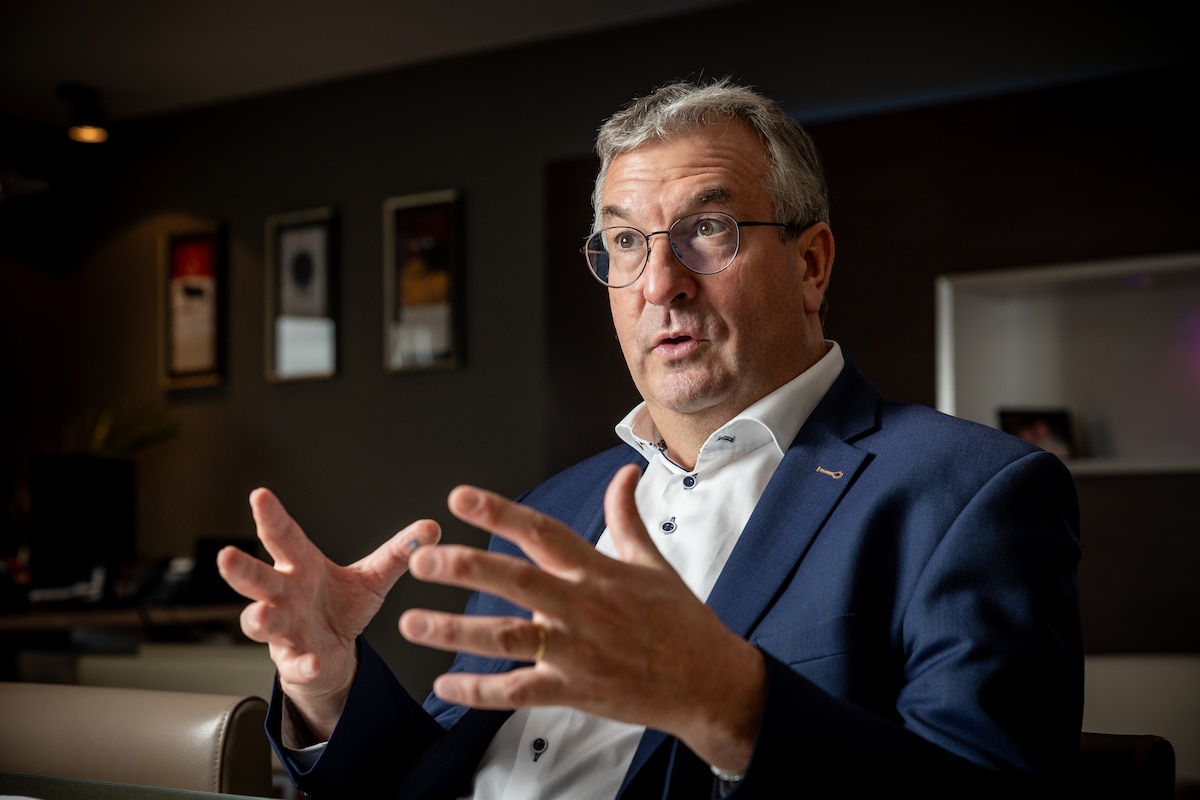Pierre-Yves A. Jeholet, né le 6 octobre 1968 à Verviers, est un homme politique belge wallon, membre du MR. Il est Vice-président et ministre du Gouvernement wallon de 2017 à 2019. Il est Ministre-président de la Communauté française de Belgique depuis le 17 septembre 2019.
