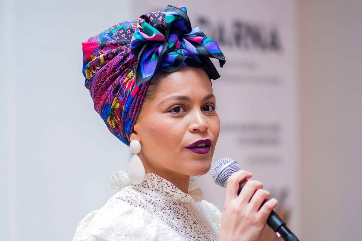 Yousra Dahry, venue du stand-up, est l’une des jeunes artistes qu’accompagne le Rideau cette saison, où elle crée fin septembre “Kheir Inch’Allah”.