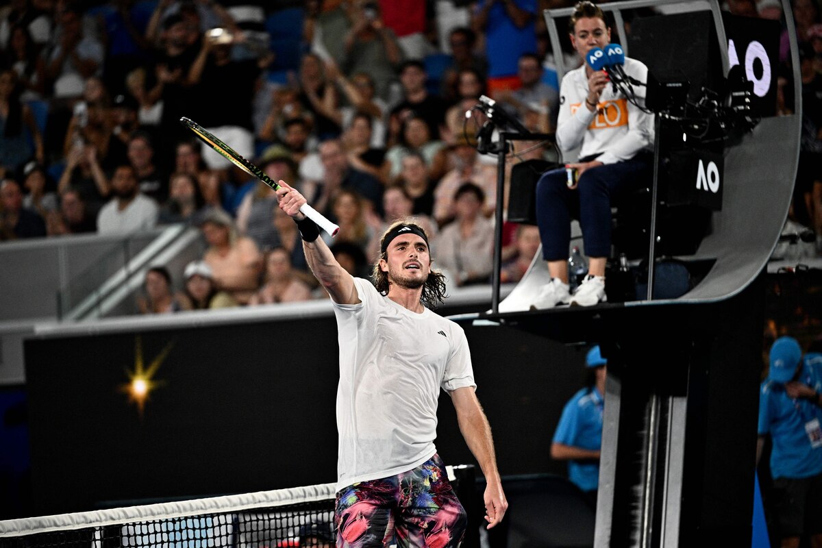 Greece's Stefanos Tsitsipas celebrates vistory against France's Quentin Halys after their men's singles match on day one of the Australian Open tennis tournament in Melbourne on January 16, 2023. (Photo by ANTHONY WALLACE / AFP) / -- IMAGE RESTRICTED TO EDITORIAL USE - STRICTLY NO COMMERCIAL USE --