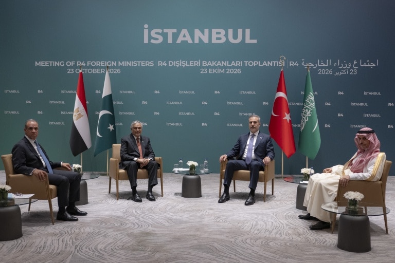 <p>De g à d: les chefs de la diplomatie égyptienne Badr Abdelatty, pakistanaise Ishaq Dar, turc Hakan Fidan et saoudien Faiçal ben Farhan Al-Saoud réunis à Istanbul, le 23 octobre 2026</p>