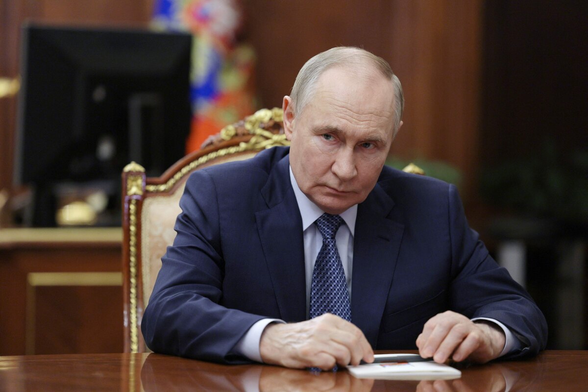 In this pool photograph distributed by the Russian state agency Sputnik, Russia's President Vladimir Putin meets with Igor Shuvalov, Chairman of State Development Corporation "VEB.RF", at the Kremlin in Moscow on August 5, 2025. (Photo by Mikhail METZEL / POOL / AFP)