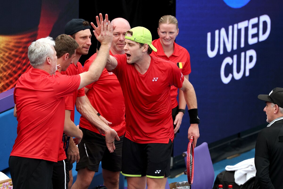Belgium�s Zizou Bergs (C) celebrates with teammates after defeating Switzerland�s Stan Wawrinka in their men�s singles semi-final match at the United Cup tennis tournament in Sydney on January 10, 2026. (Photo by DAVID GRAY / AFP) / -- IMAGE RESTRICTED TO EDITORIAL USE - STRICTLY NO COMMERCIAL USE --