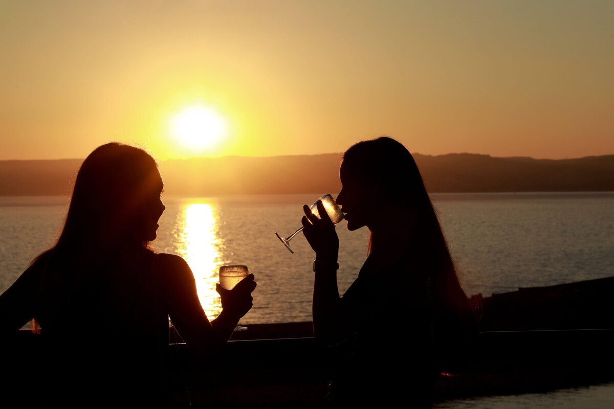 Apéro au coucher du soleil à Marseille, apéro, coucher de soleil, soirées estivales