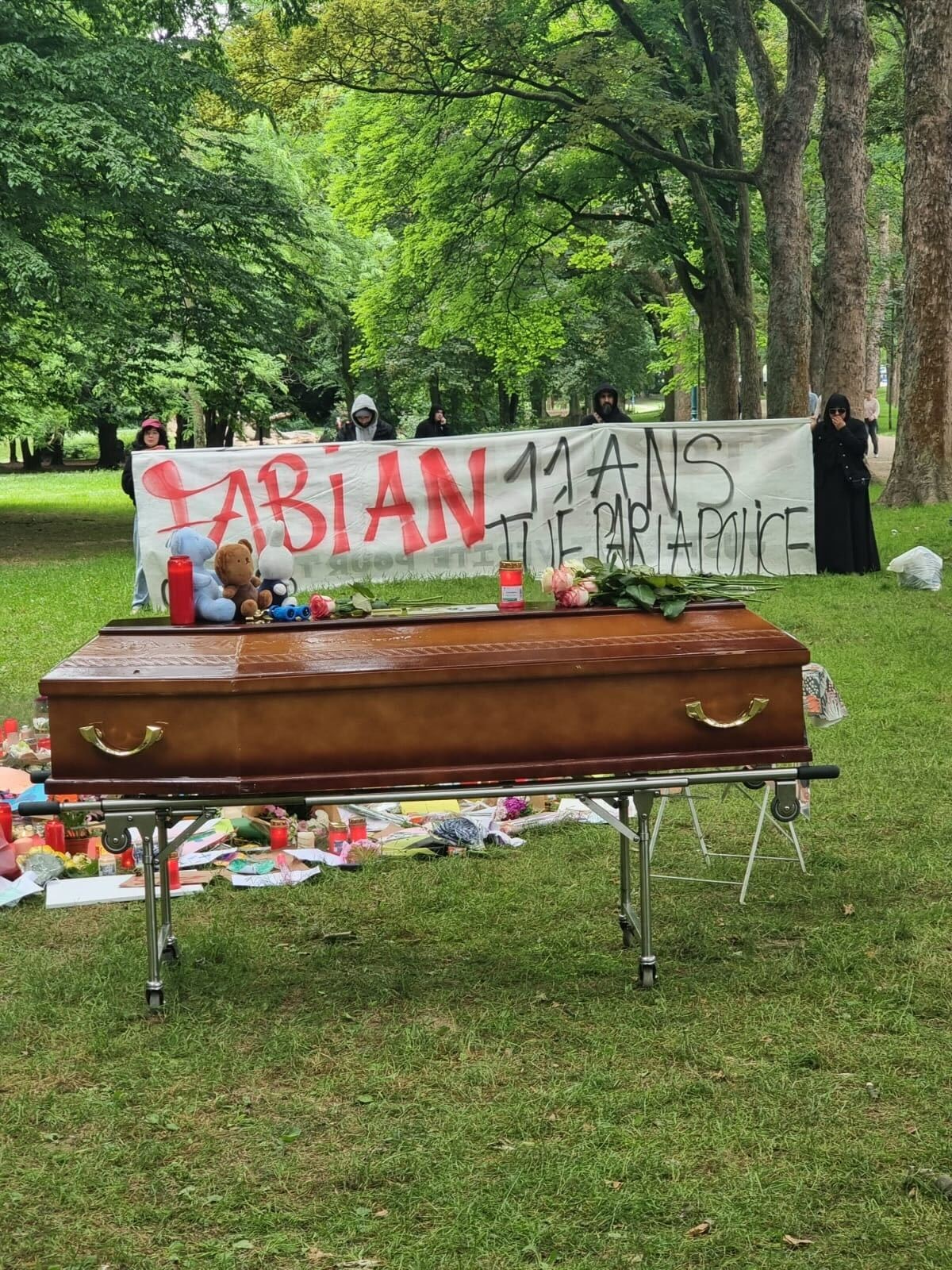 Environ 300 personnes se sont recueillies lors de la cérémonie d'adieu organisée jeudi après-midi par les proches de Fabian, 11 ans, mortellement percuté lundi par un véhicule de police de la zone Bruxelles-Ouest dans un parc de Ganshoren.