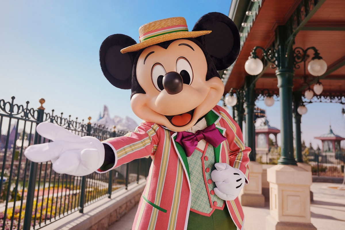 Mickey Mouse during a meet and greet experience at the West Pavilion at Disney Adventure World, Disneyland Paris, France - Inauguration du village de la Reine des Neiges sur le site de Disneyland Paris à Marne-la-Vallée le 28 mars 2026. © Disneyland Paris via Bestimage Inauguration of the Frozen village on the Disneyland Paris site in Marne-la-Vallée on March 28, 2026. ! only BELGIUM !
