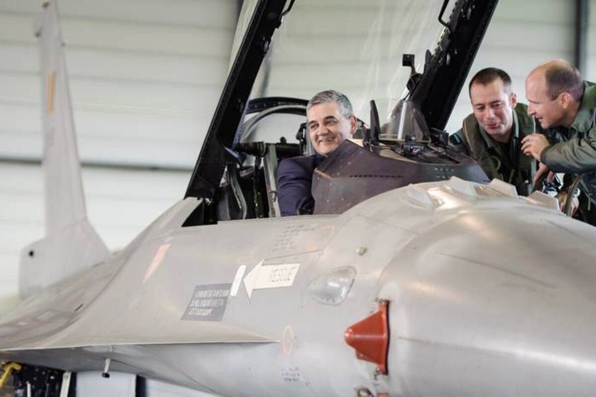 20141125 - FLORENNES, BELGIUM: Minister of Defence and Public Service Steven Vandeput sits in a F16 plane and listens to the fighter pilot's explanations during a visit to the air component of the Belgian Air Force at the military air base in Florennes, Tuesday 25 November 2014. BELGA PHOTO NICOLAS LAMBERT