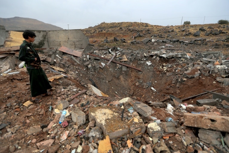 <p>Un garçon se tient au dessus d'un cratère provoqué par une frappe attribuée à l'Arabie saoudite, qui a ciblé Sanaa, la capitale du Yémen contrôlée par les Houthis, le 24 octobre 2026</p>