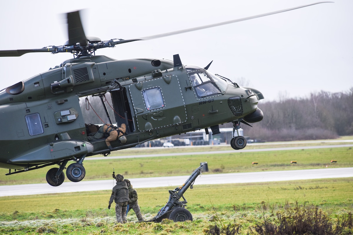 armee defense Belge Belgique militaire army Belgian air aviation Belgian air force NH90 helicoptere transport materiel