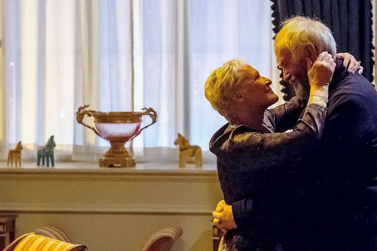 The Wife - Production & Publicity Stills 04.12 .16. CASTLEMAN HOTEL SUITE- LIVING ROOM Joe and Joan dancing PRODUCTION OFFICE Suite 6, 1st Floor, Alexander Stephen House, 91 Holmfauld Rd, Glasgow, G51 4RY Tel: 0141 428 3776 credit Graeme Hunter Pictures, Sunnybank Cottages. 117 Waterside Rd, Carmunnock, Glasgow. U.K. G76 9DU. t. 01416444564 m. 07811946280 e. graemehunter@mac.com"